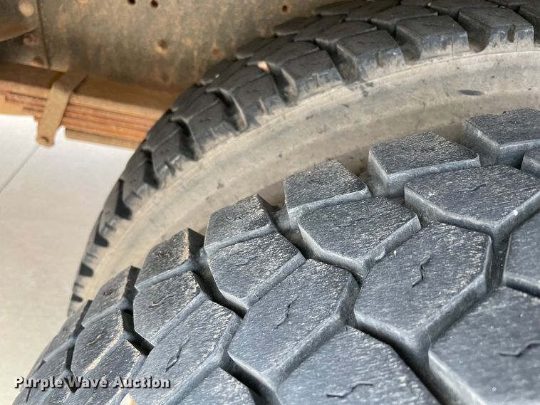 image for item MR9488 2000 Chevrolet 7200  school bus