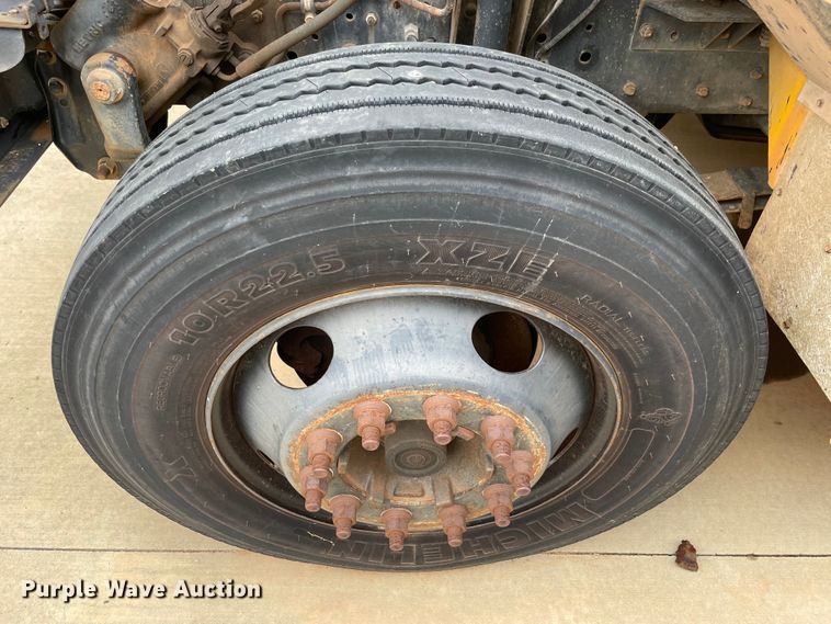 image for item MR9492 2000 Chevrolet 7200  school bus