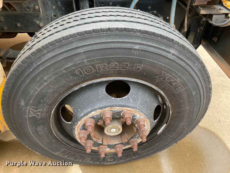 image for item MR9492 2000 Chevrolet 7200  school bus