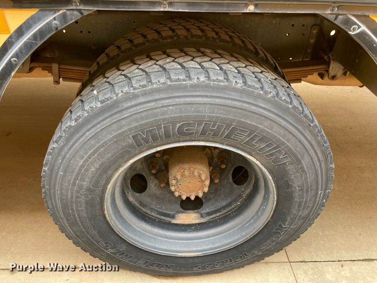 image for item MR9492 2000 Chevrolet 7200  school bus