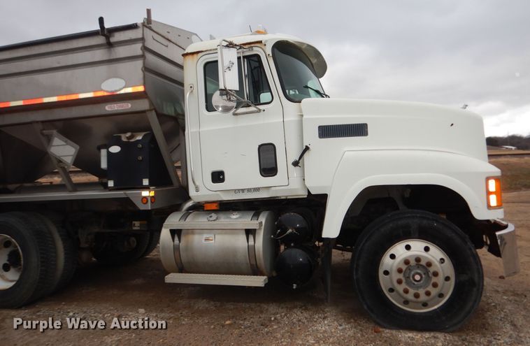 image for item DK7565 2000 Mack CH613 fertilizer delivery truck