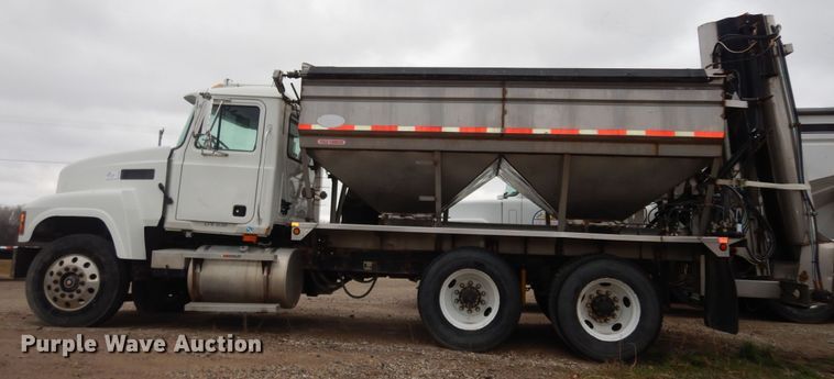 image for item DK7565 2000 Mack CH613 fertilizer delivery truck