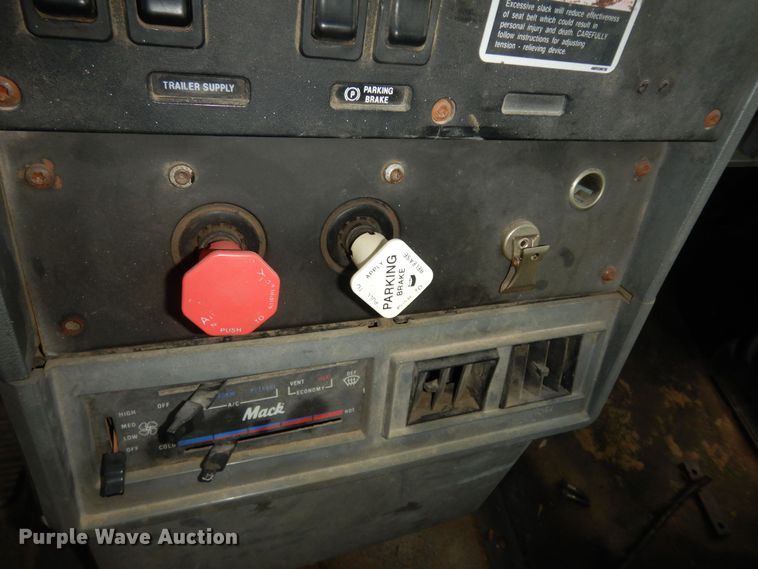 image for item DK7565 2000 Mack CH613 fertilizer delivery truck