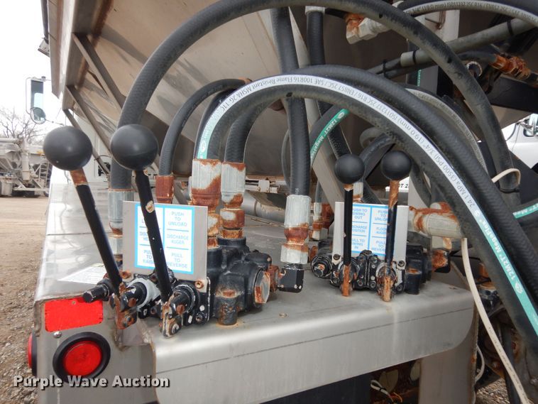 image for item DK7565 2000 Mack CH613 fertilizer delivery truck