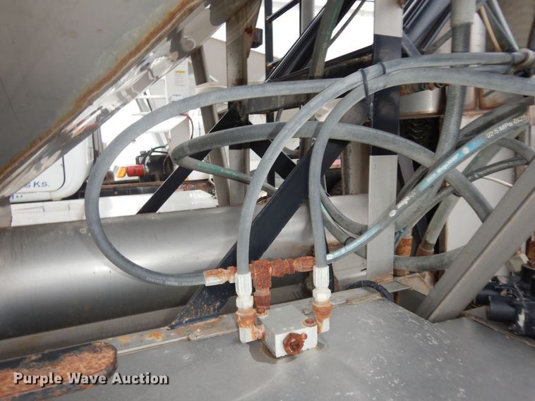 image for item DK7565 2000 Mack CH613 fertilizer delivery truck