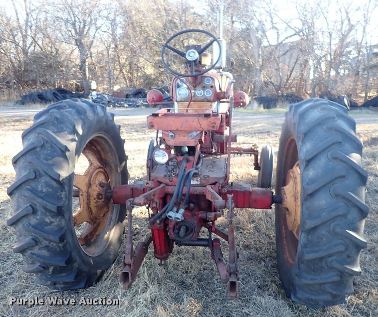 image for item DQ3871 1960 International Harvester McCormick Farmall 460  tractor