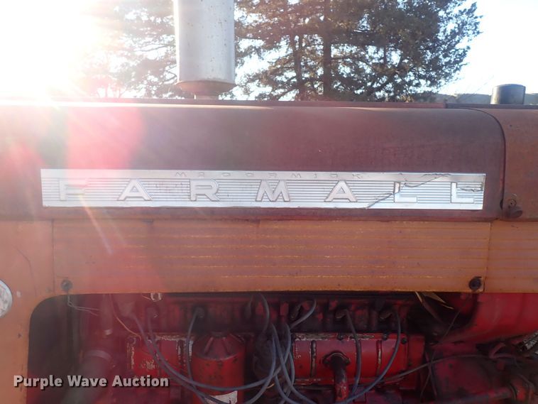 image for item DQ3871 1960 International Harvester McCormick Farmall 460  tractor