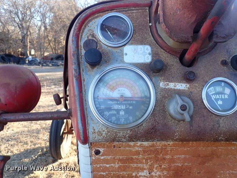 image for item DQ3871 1960 International Harvester McCormick Farmall 460  tractor