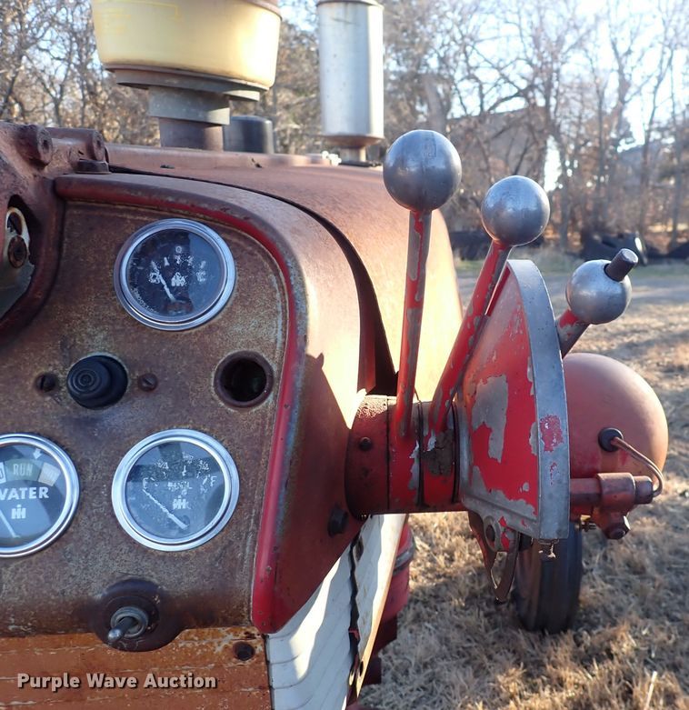 image for item DQ3871 1960 International Harvester McCormick Farmall 460  tractor