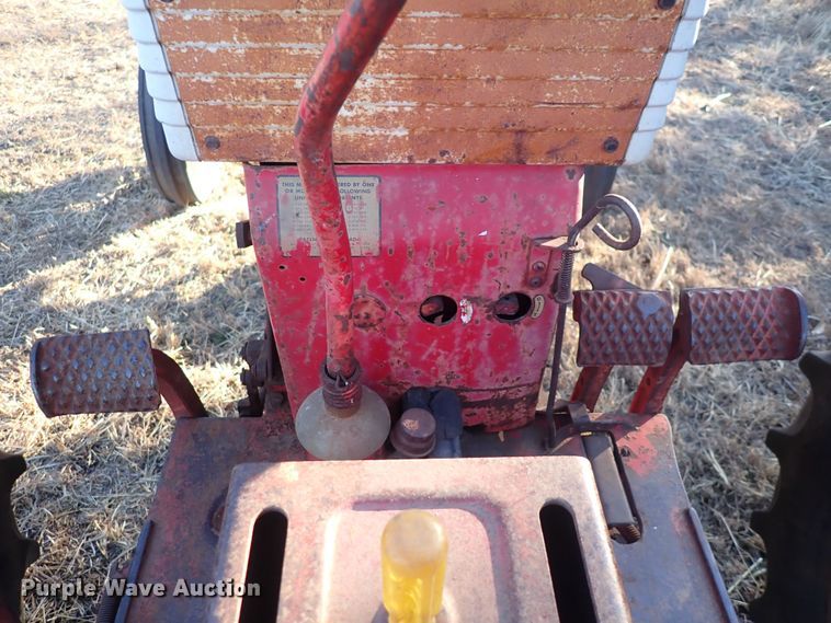 image for item DQ3871 1960 International Harvester McCormick Farmall 460  tractor