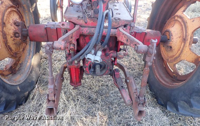 image for item DQ3871 1960 International Harvester McCormick Farmall 460  tractor