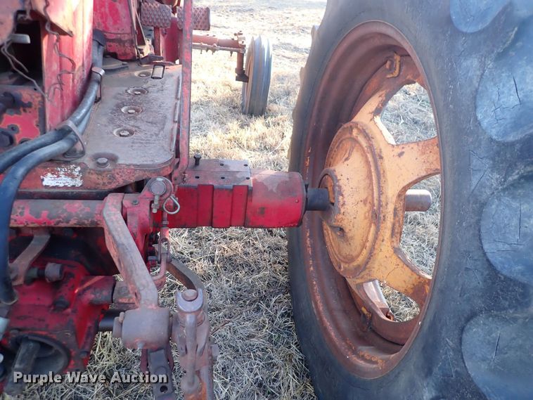 image for item DQ3871 1960 International Harvester McCormick Farmall 460  tractor