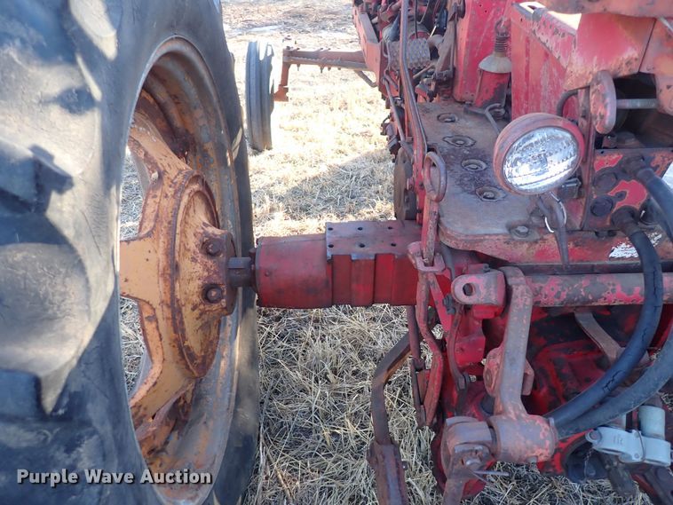 image for item DQ3871 1960 International Harvester McCormick Farmall 460  tractor