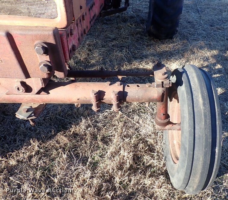 image for item DQ3871 1960 International Harvester McCormick Farmall 460  tractor