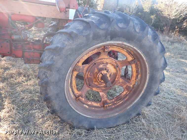 image for item DQ3871 1960 International Harvester McCormick Farmall 460  tractor