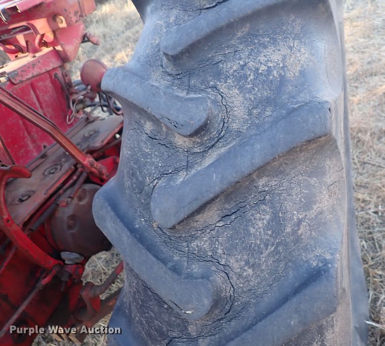 image for item DQ3871 1960 International Harvester McCormick Farmall 460  tractor