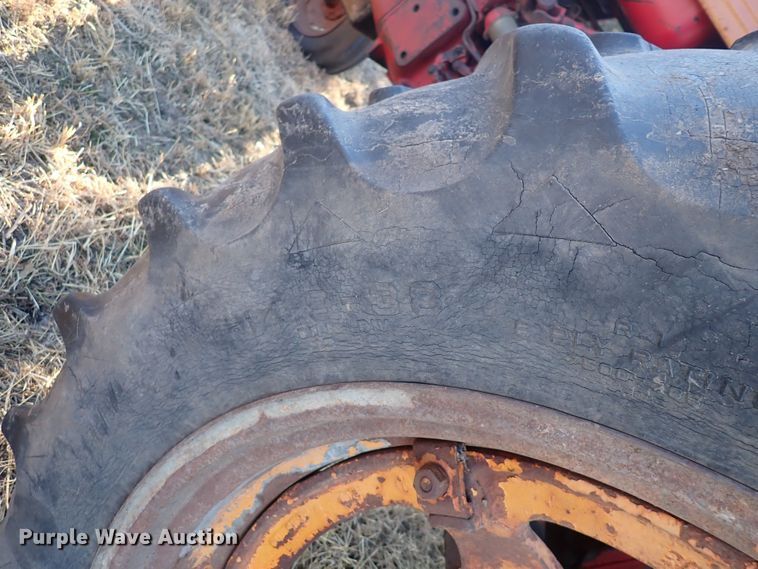 image for item DQ3871 1960 International Harvester McCormick Farmall 460  tractor