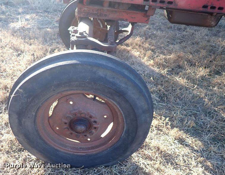 image for item DQ3871 1960 International Harvester McCormick Farmall 460  tractor