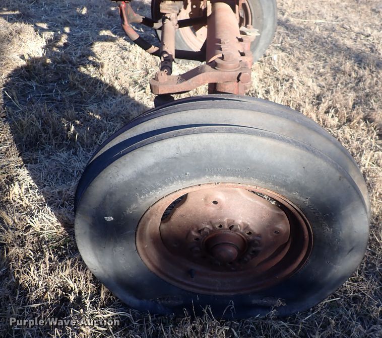 image for item DQ3871 1960 International Harvester McCormick Farmall 460  tractor