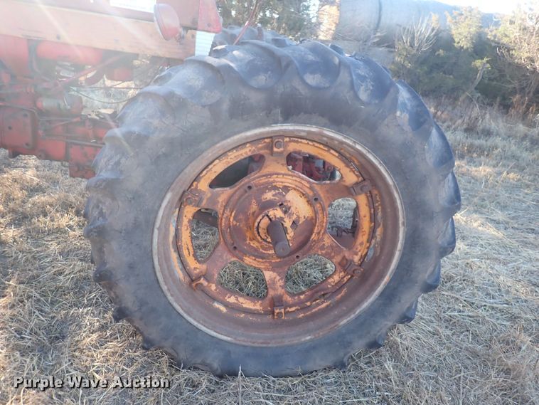 image for item DQ3871 1960 International Harvester McCormick Farmall 460  tractor