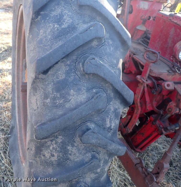 image for item DQ3871 1960 International Harvester McCormick Farmall 460  tractor