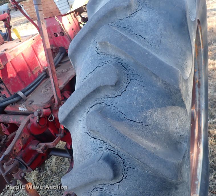 image for item DQ3871 1960 International Harvester McCormick Farmall 460  tractor