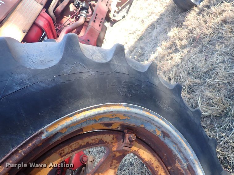 image for item DQ3871 1960 International Harvester McCormick Farmall 460  tractor