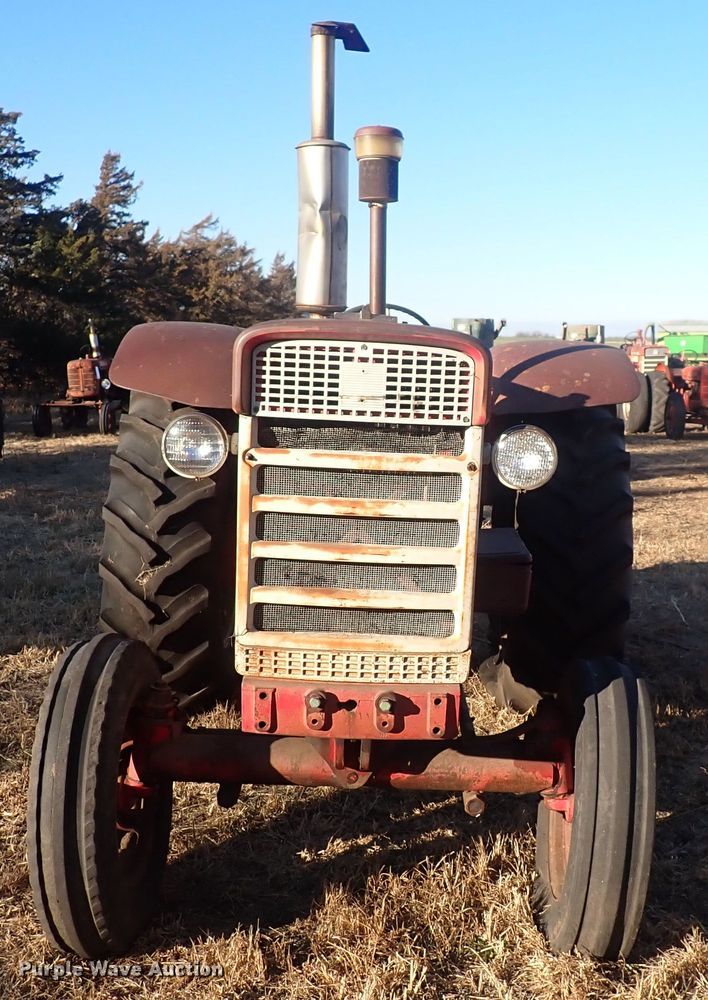 image for item DQ3872 International 660  tractor