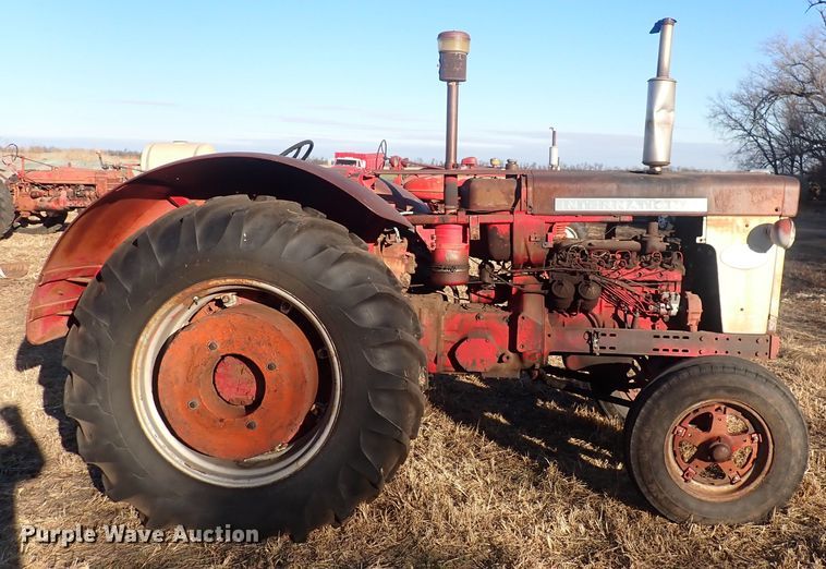 image for item DQ3872 International 660  tractor