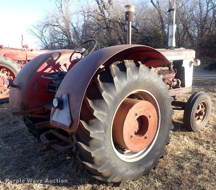 image for item DQ3872 International 660  tractor