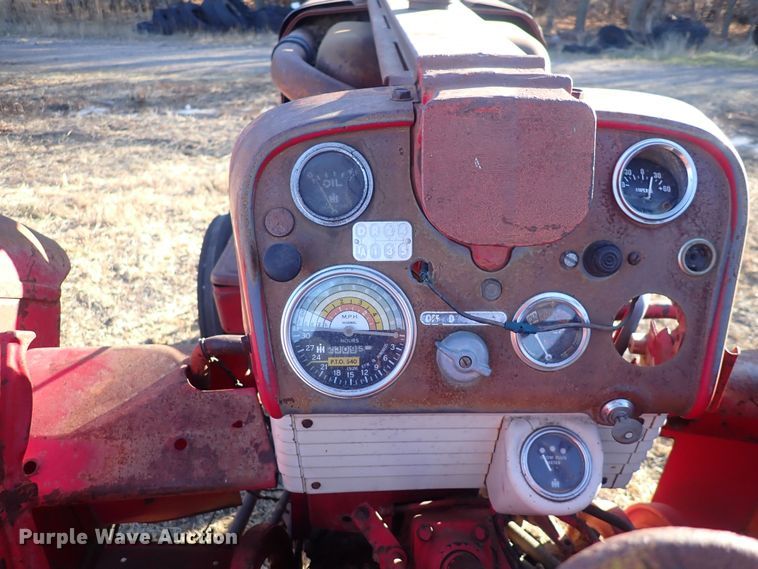 image for item DQ3872 International 660  tractor