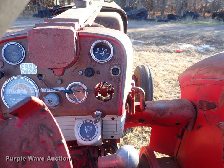 image for item DQ3872 International 660  tractor