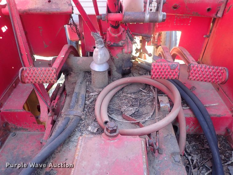 image for item DQ3872 International 660  tractor