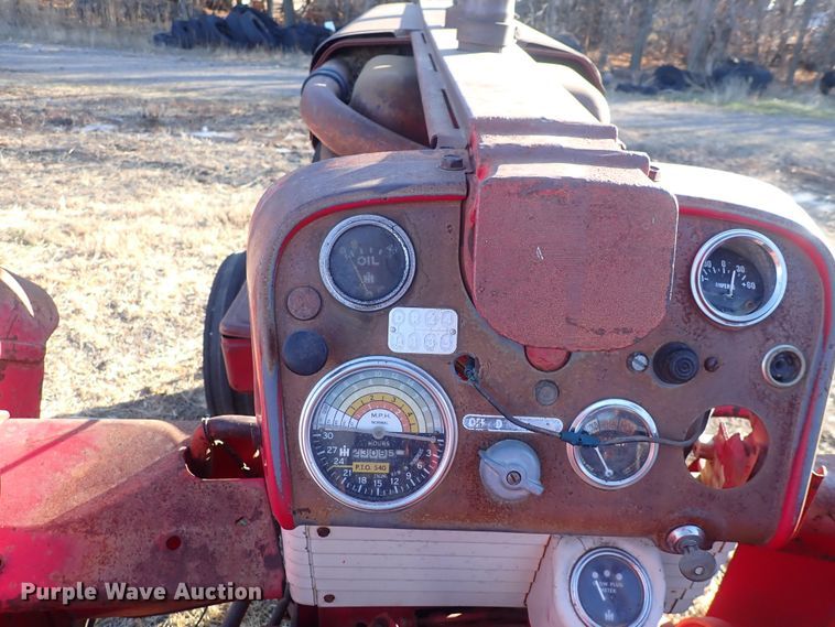 image for item DQ3872 International 660  tractor