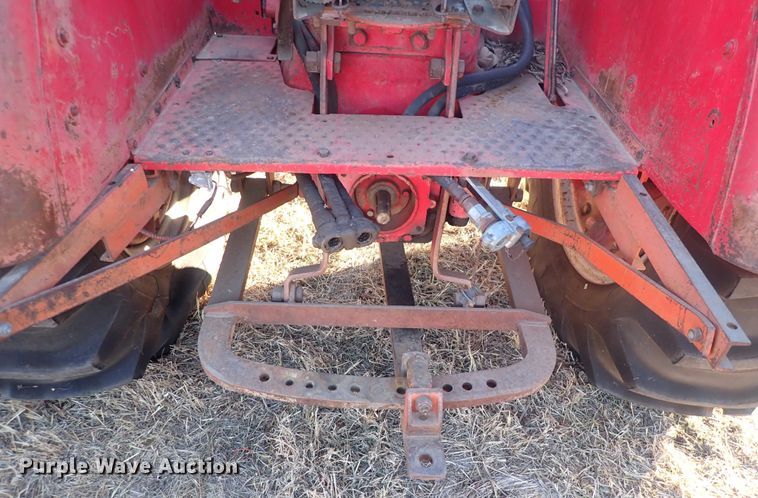 image for item DQ3872 International 660  tractor