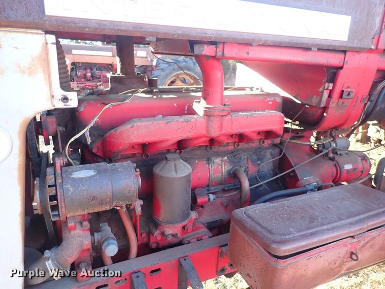 image for item DQ3872 International 660  tractor