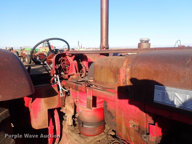 image for item DQ3872 International 660  tractor