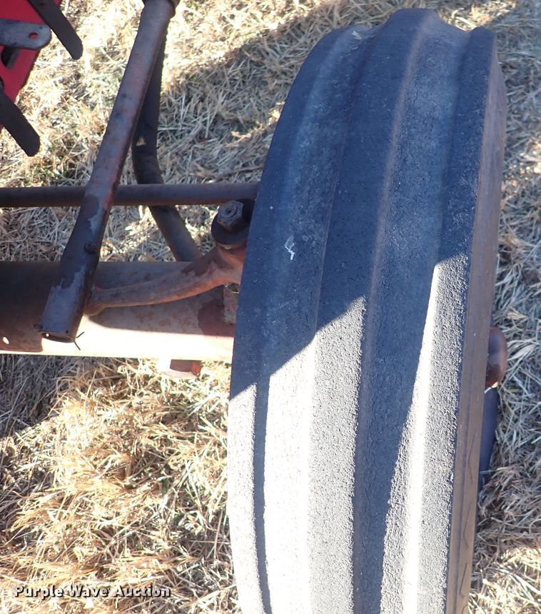 image for item DQ3872 International 660  tractor