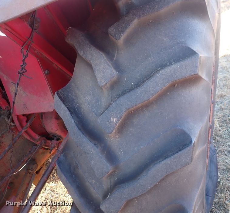 image for item DQ3872 International 660  tractor