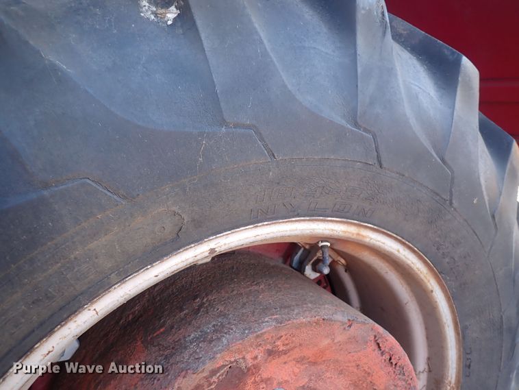 image for item DQ3872 International 660  tractor