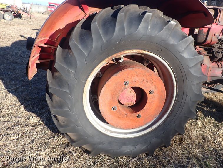 image for item DQ3872 International 660  tractor