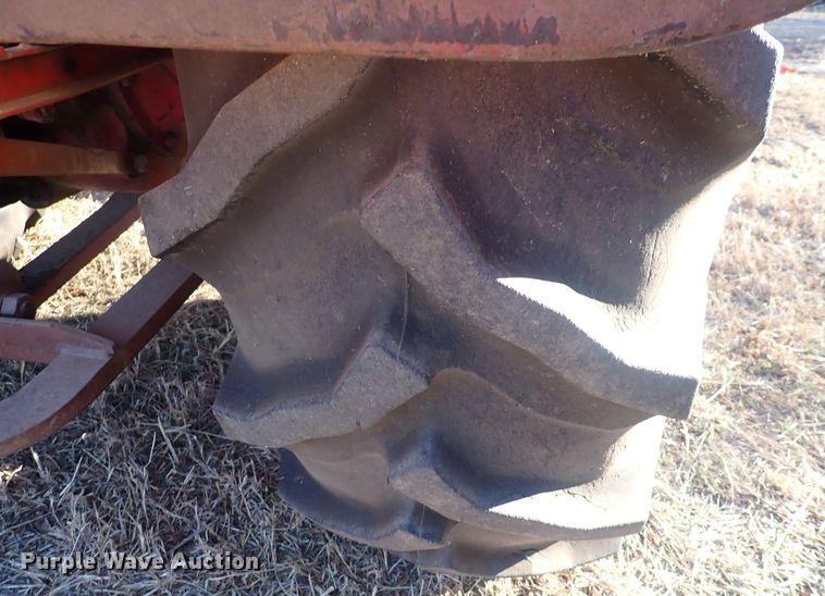 image for item DQ3872 International 660  tractor