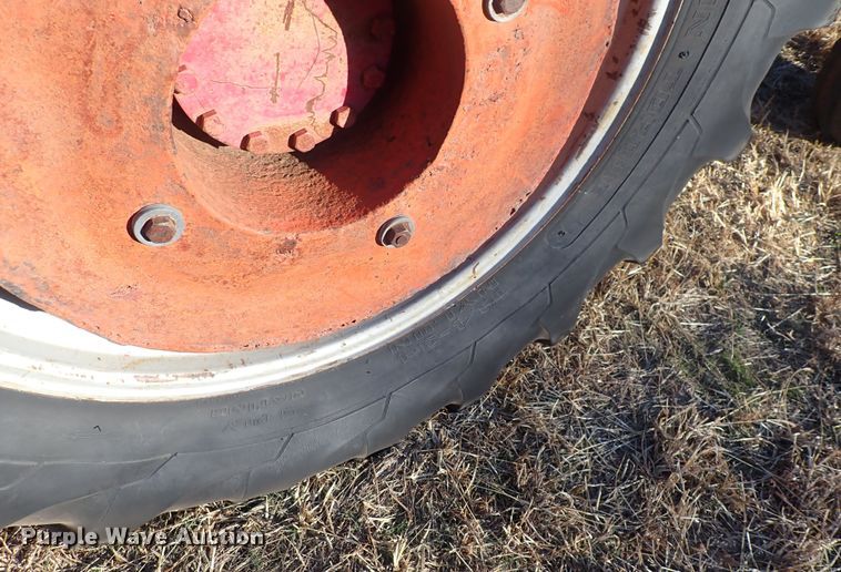 image for item DQ3872 International 660  tractor