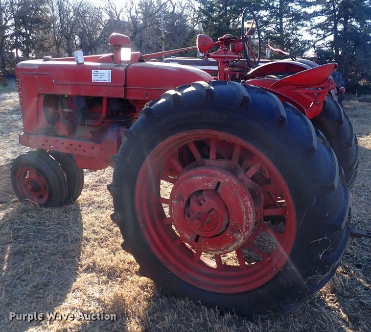 image for item DQ3873 1942 International Harvester Farmall M  tractor