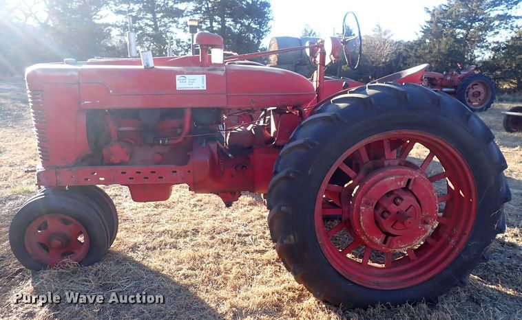 image for item DQ3873 1942 International Harvester Farmall M  tractor
