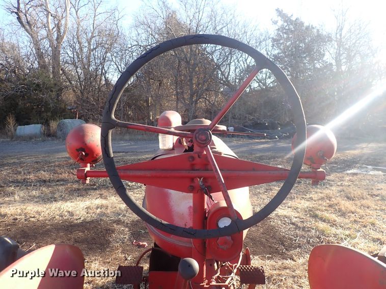 image for item DQ3873 1942 International Harvester Farmall M  tractor