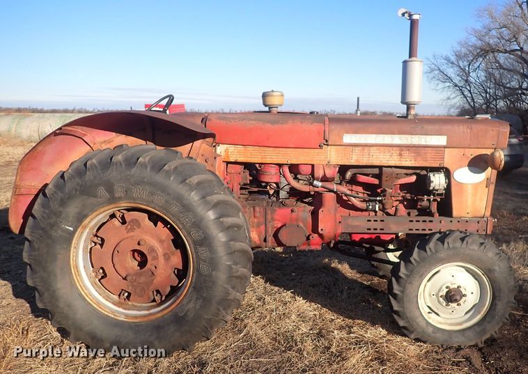 image for item DQ3874 1958 International 560  tractor