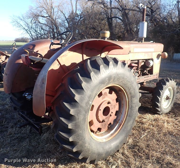 image for item DQ3874 1958 International 560  tractor