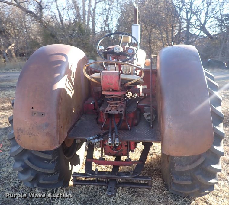 image for item DQ3874 1958 International 560  tractor