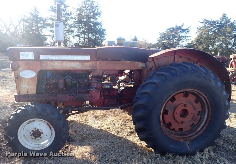 image for item DQ3874 1958 International 560  tractor